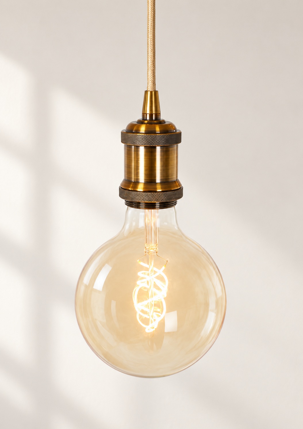 Suspension vintage bronze à ampoule globe