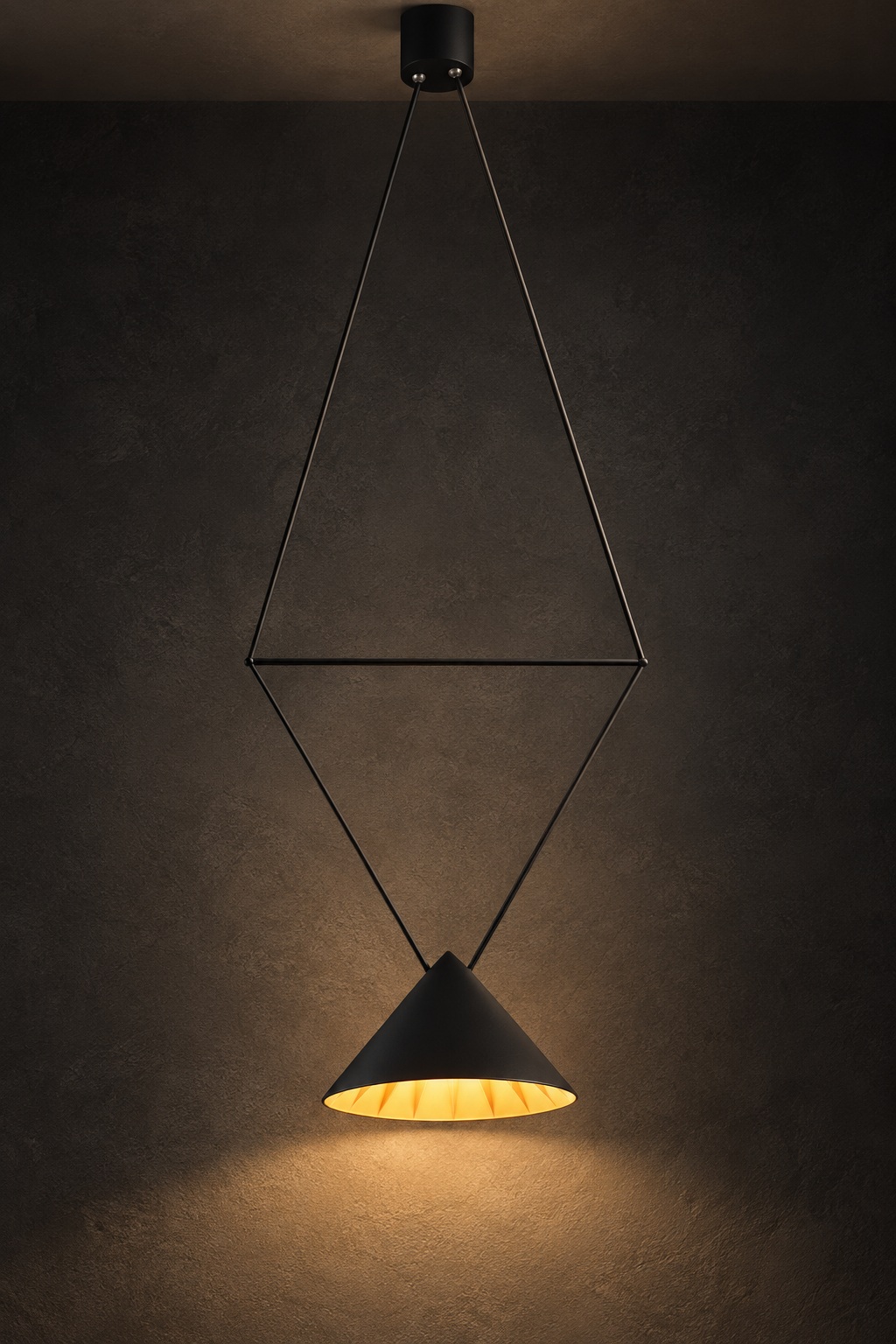 Suspension géométrique noire et dorée