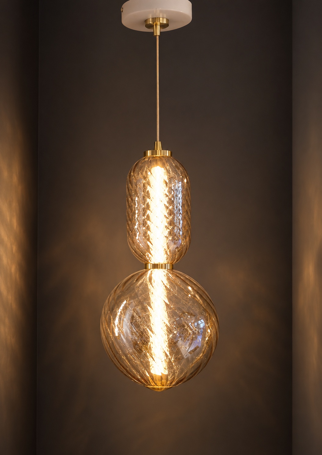 Suspension double volume en verre ambré texturé
