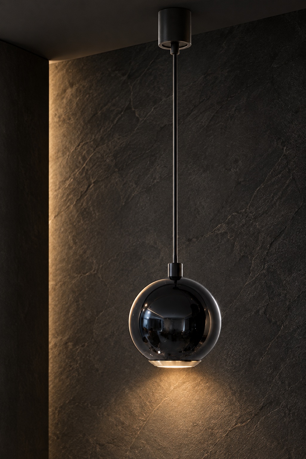 Suspension globe en verre fumé, détail doré