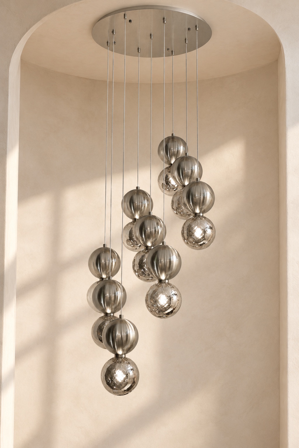 Suspension cascade à globes fumés et argentés