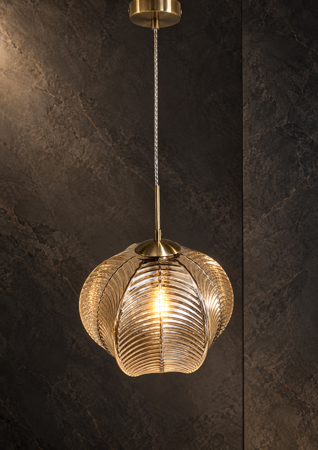 Suspension en verre ambré nervuré, finition dorée