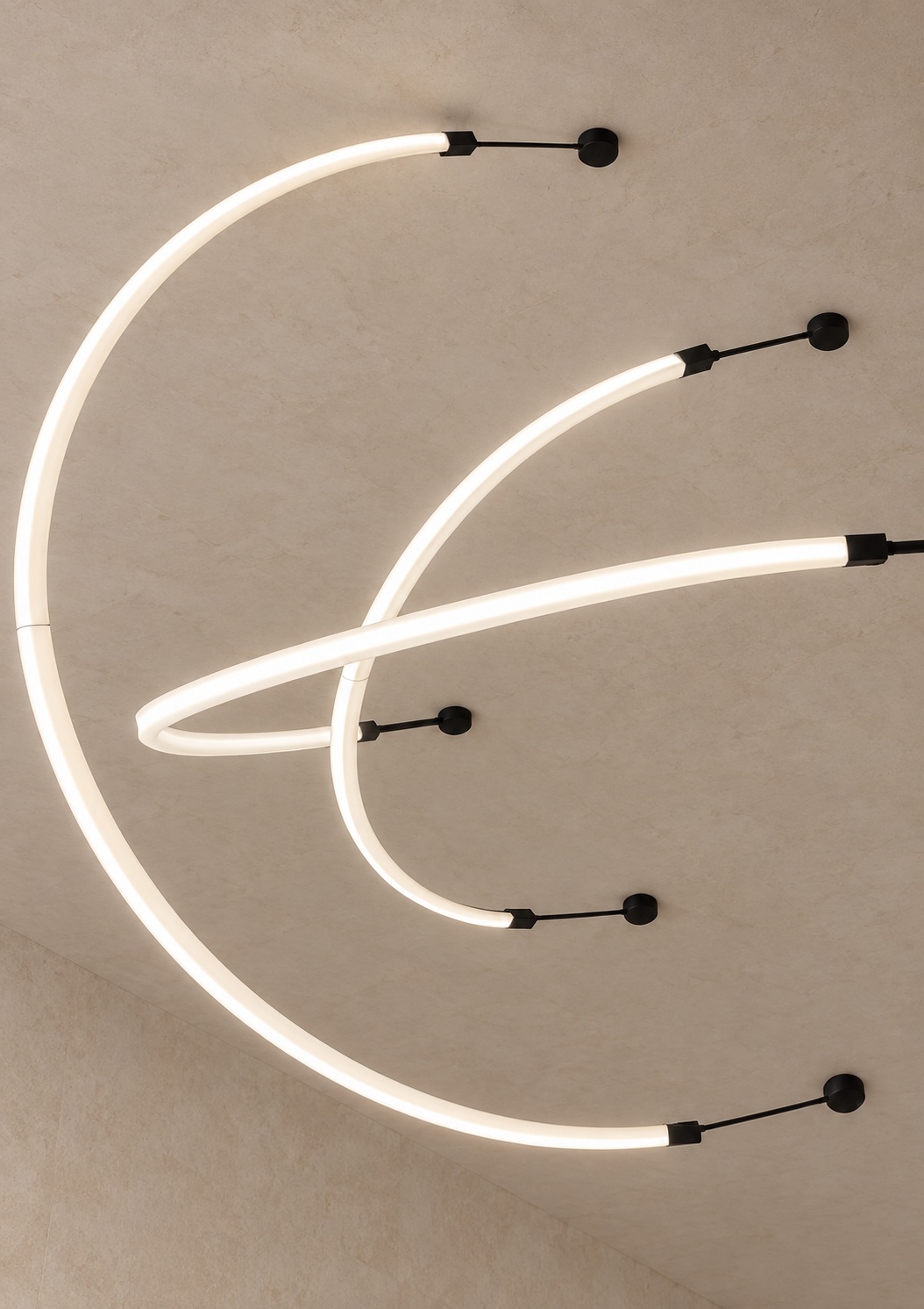 Suspension contemporaine à arcs lumineux