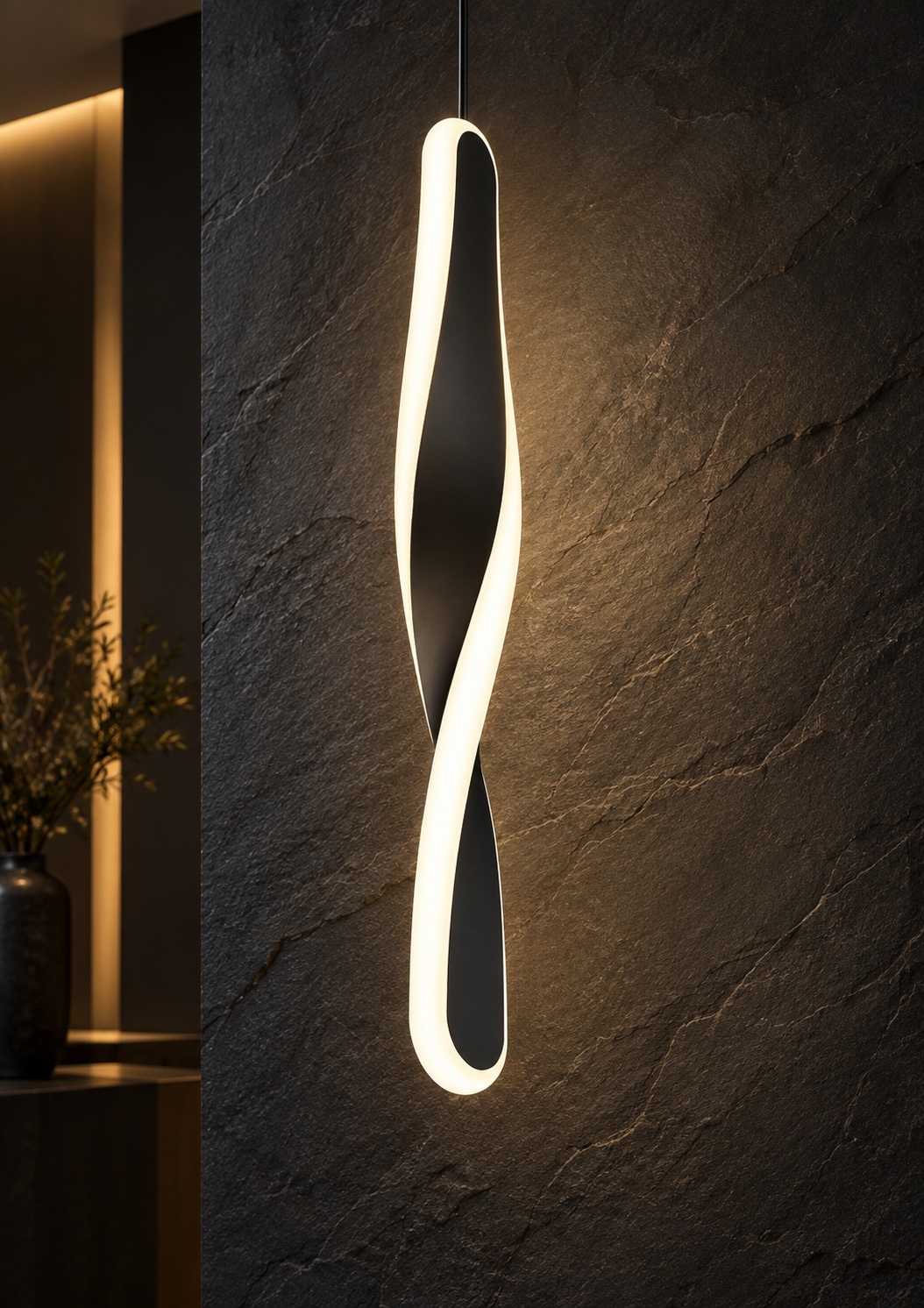Suspension noire torsadée à contour lumineux