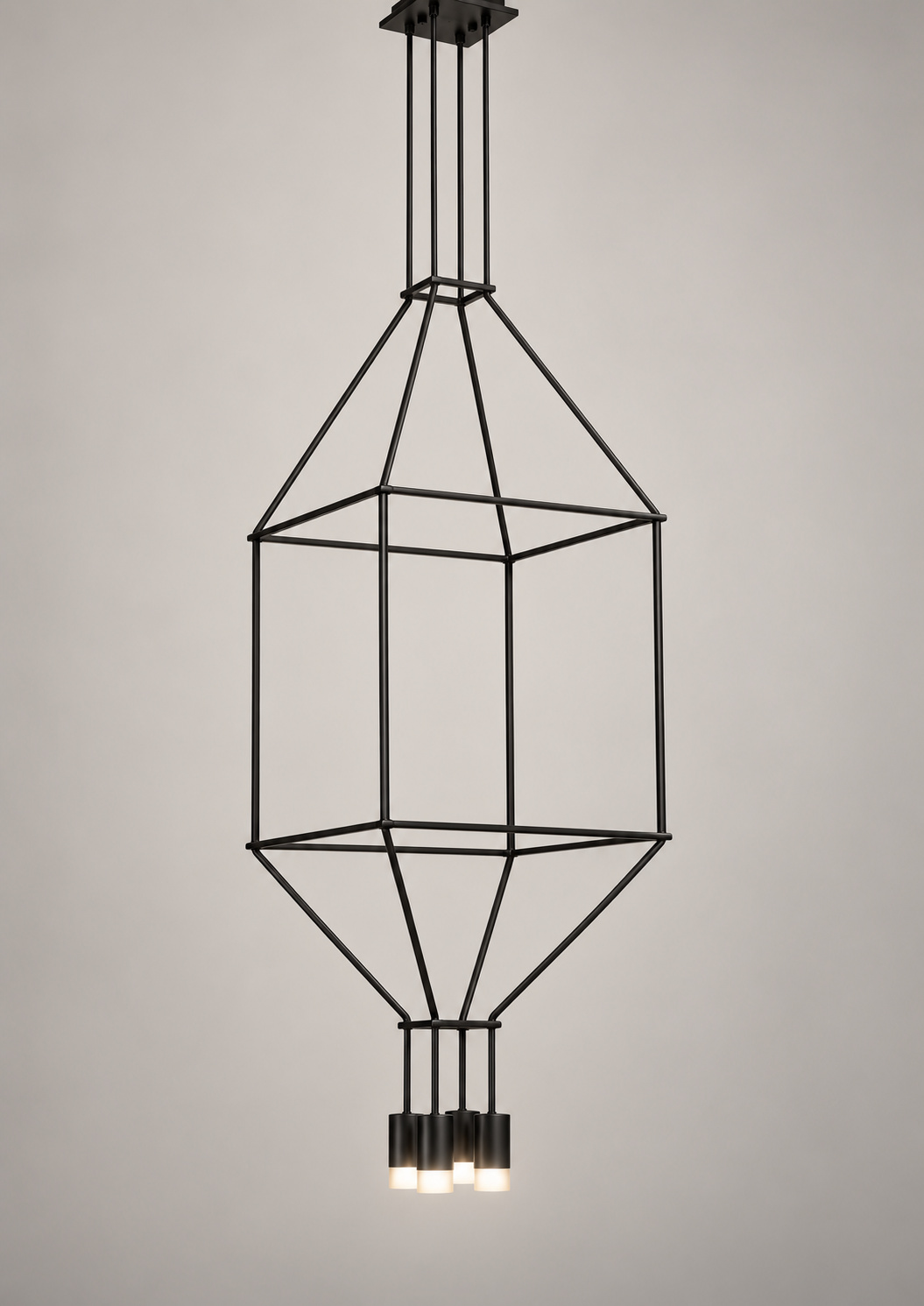 Suspension noire à cage géométrique et quatre lumières
