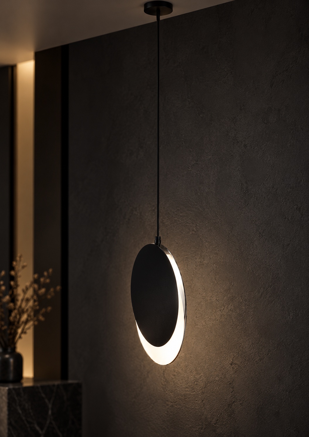 Suspension ovale noire à diffuseur en croissant