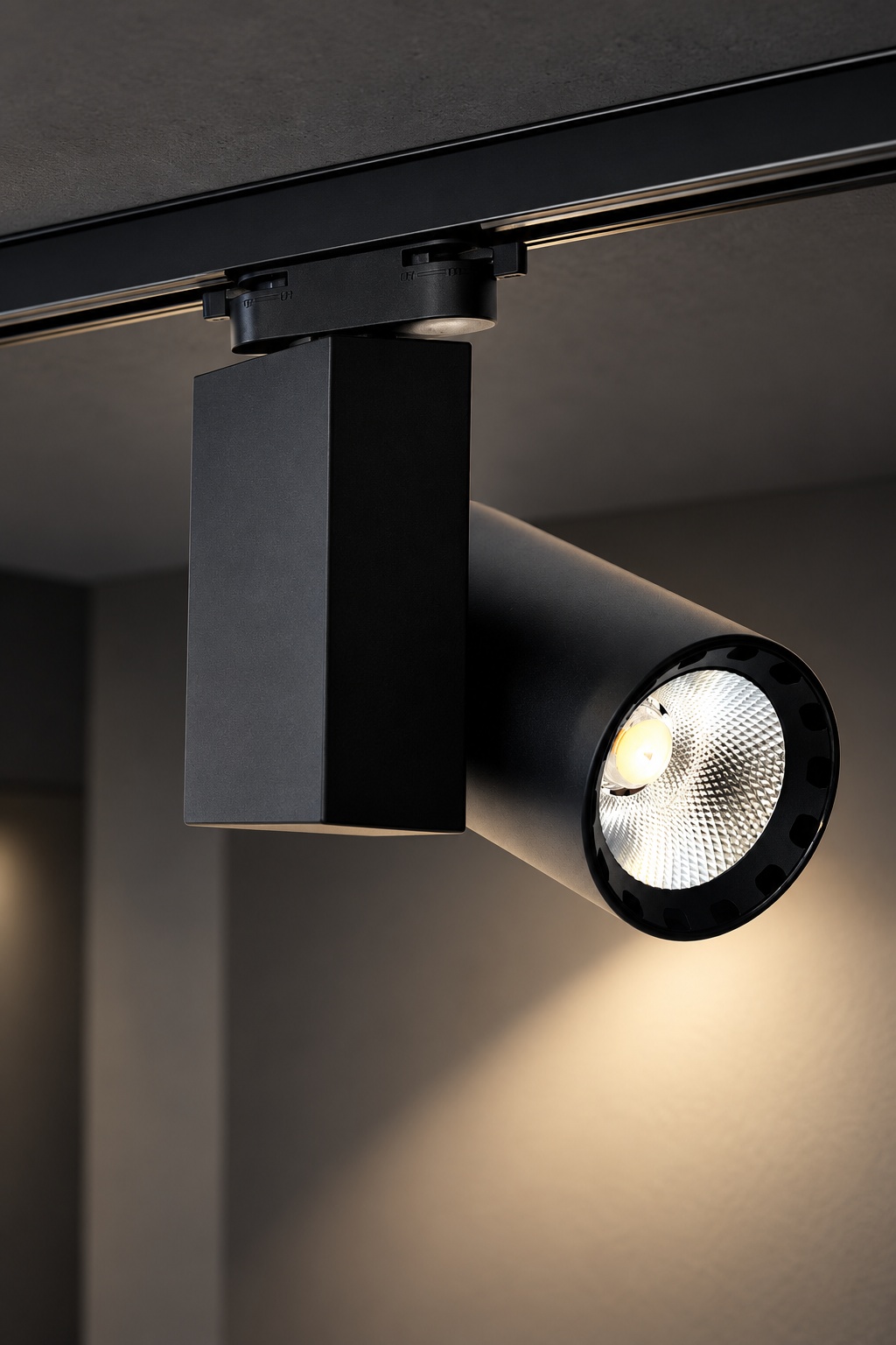 Spot LED orientable noir sur rail