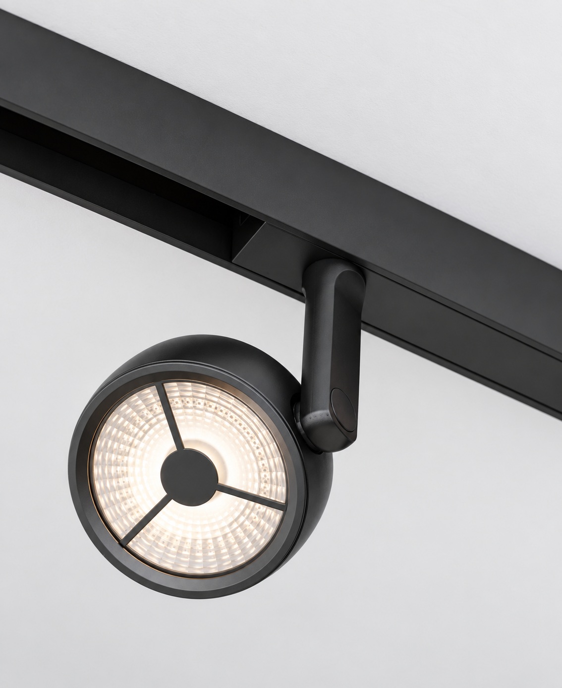 Spot rond orientable sur rail noir mat