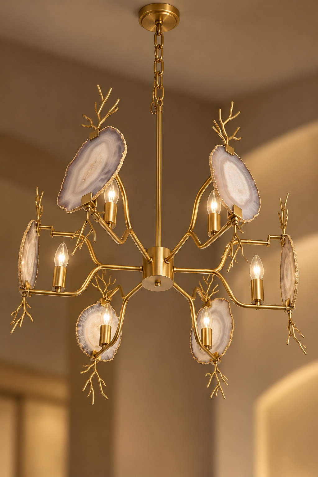 Lustre doré à branches et décors d’aspect minéral